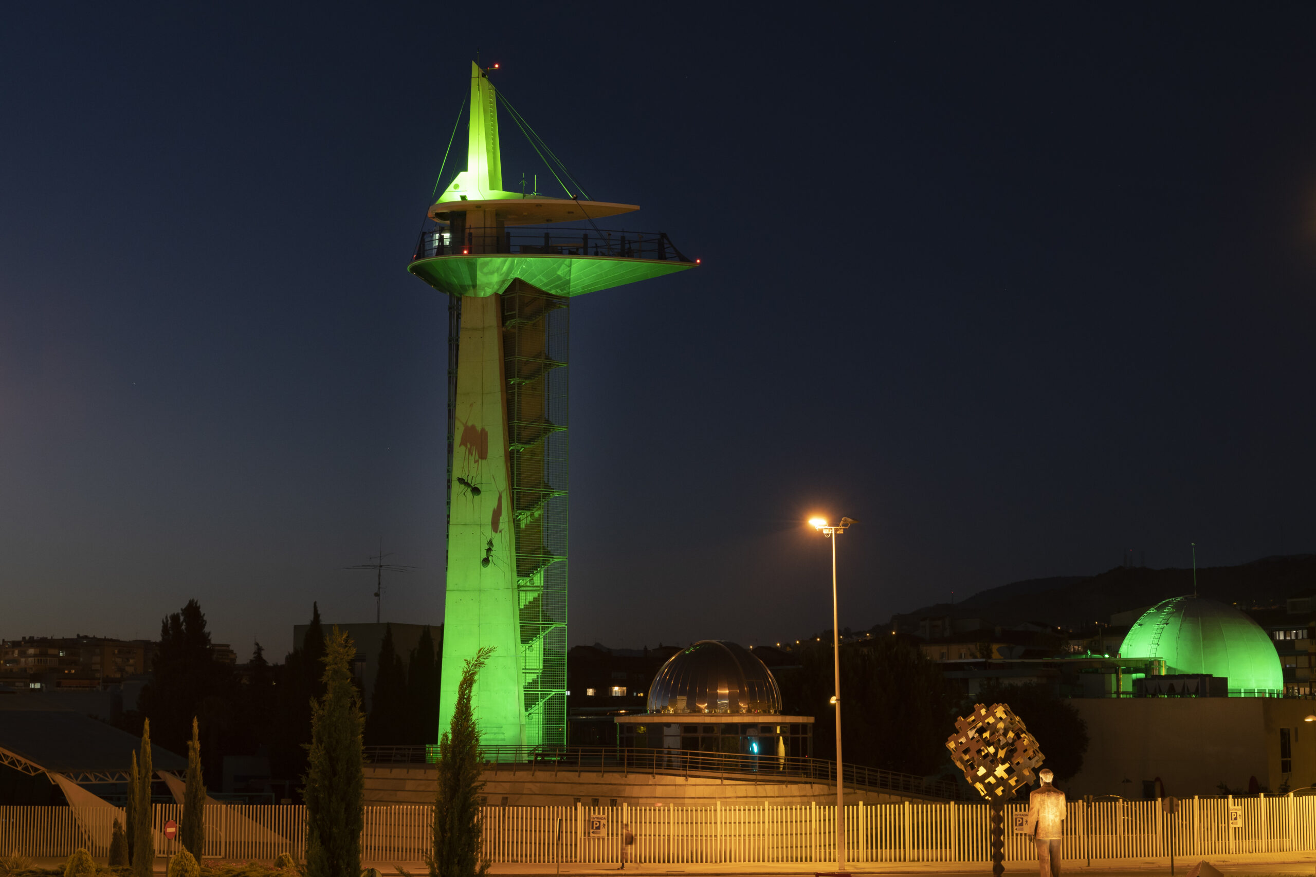 Sistema de altavoces con altavoces grandes sobre un fondo negro con  iluminación atmosférica violeta